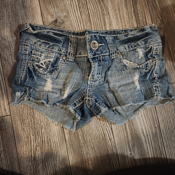 SHORTS - Picture 1 of 4